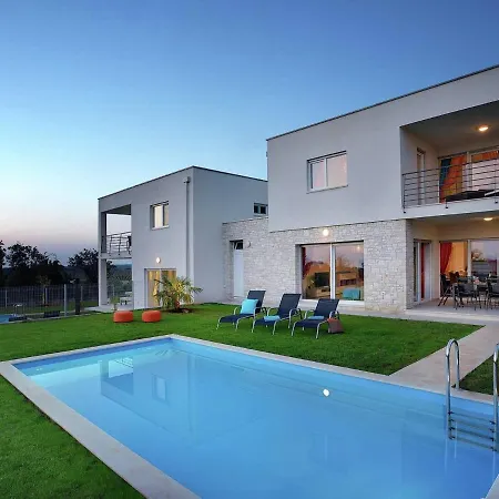 Holiday home Modern In Novigrad With Pool