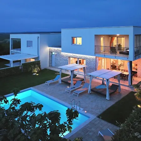 Holiday home Modern In Novigrad With Pool Buzinija