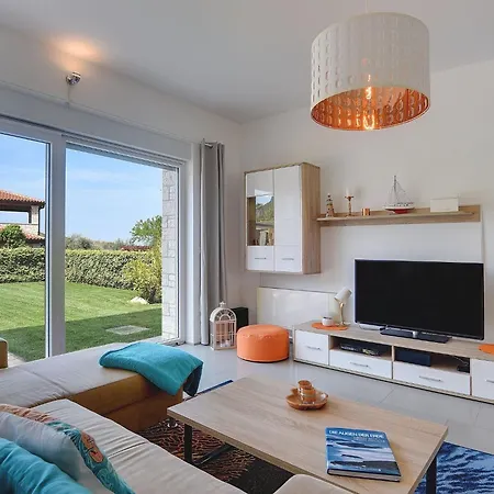 Modern In Novigrad With Pool Buzinija
