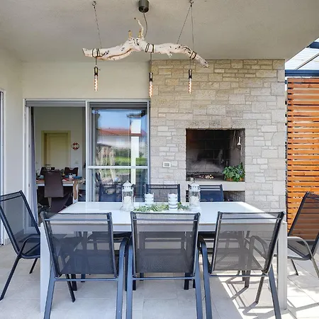 Modern In Novigrad With Pool Holiday home Buzinija