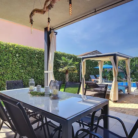 Modern In Novigrad With Pool Buzinija