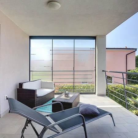 Holiday home Modern In Novigrad With Pool