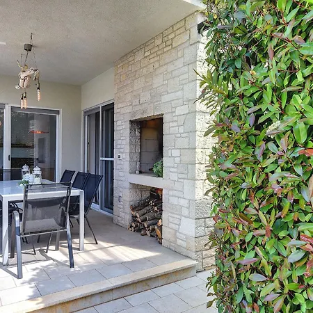 Modern In Novigrad With Pool Holiday home Buzinija